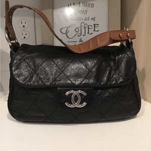 Chanel shoulder calfskin stitched on the road flap bag